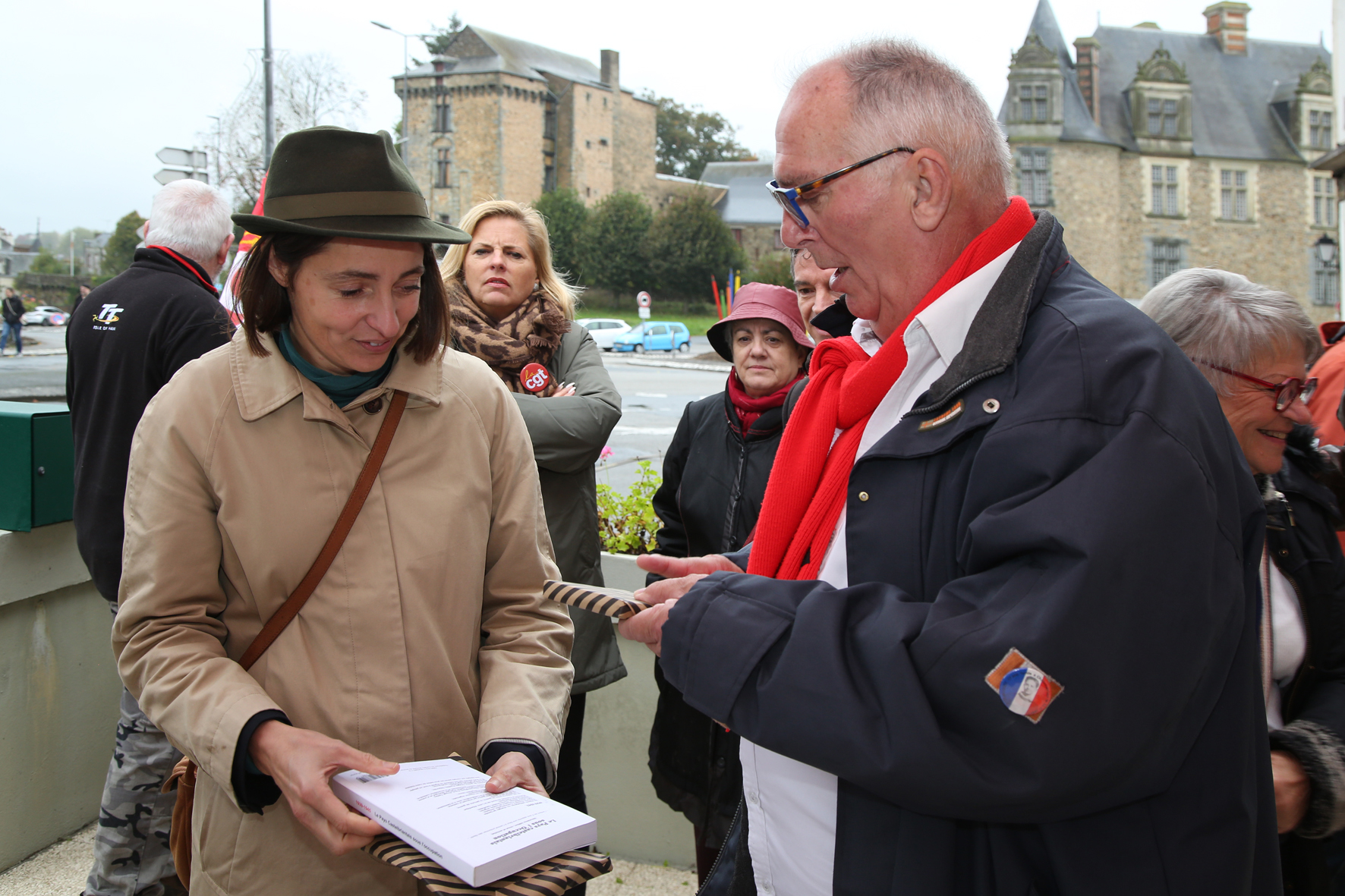 <p>Serge remet un livre sur Châteaubriant dans la tourmente à Sophie.</p>© Photo <acronym title="Patrice Morel">P.M.</acronym> - 20241020-0506.