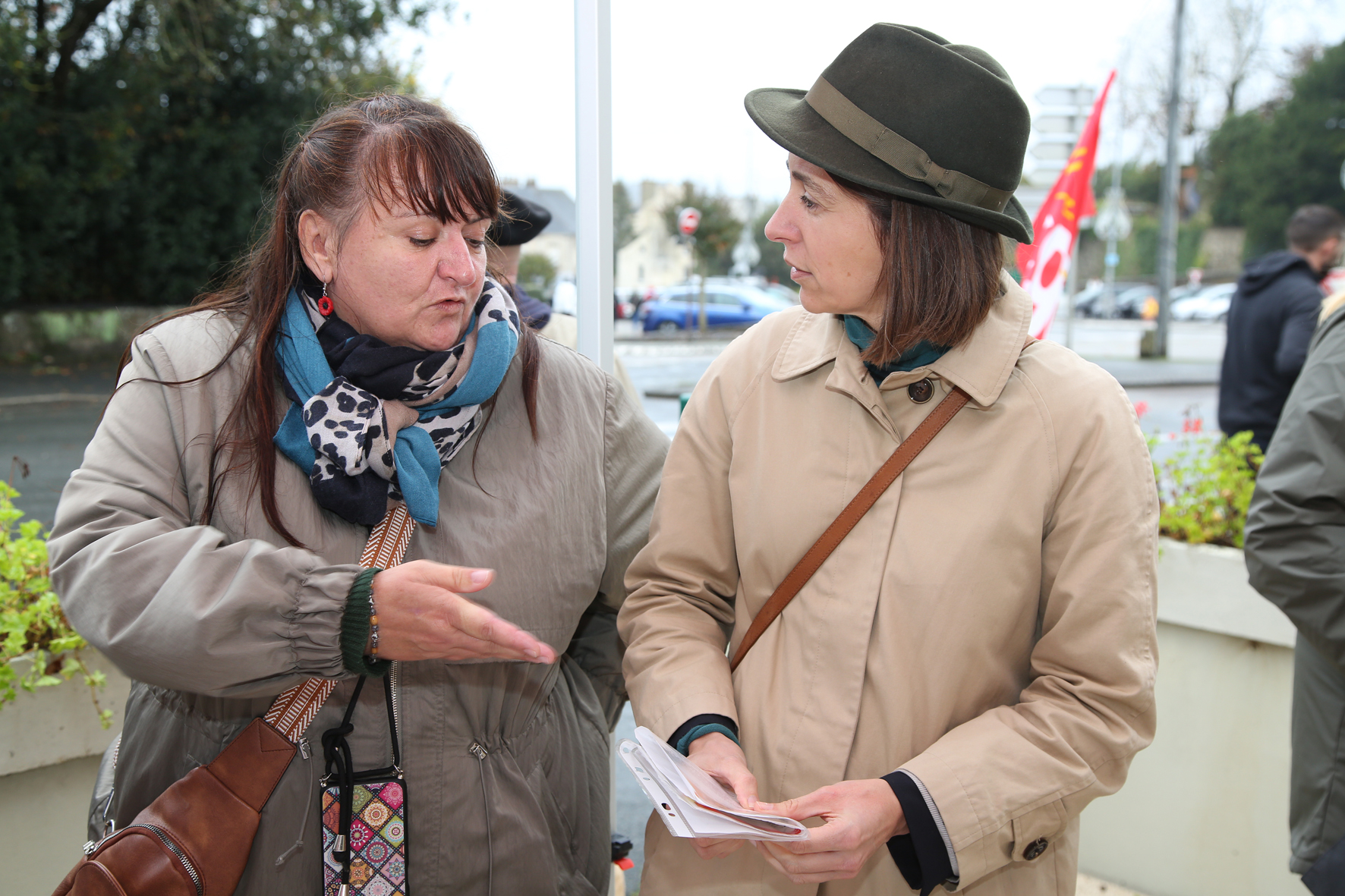 <p>Jessica Auduc, cheminote, remet une lettre ouverte contre l'affichage d'une publicité du RN dans les gares SNCF.</p>© Photo <acronym title="Patrice Morel">P.M.</acronym> - 20241020-0519.