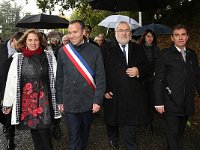 De G à G : Carine Picard-Niles (Secrétaire Amicale Châteaubriant-Voves-Rouillé-Aincourt, Alain Hunault (Maire de Châteaubriant), Jean-Marc Todeschini (Secrétaire d’État aux anciens combattants). Photo : 20161023 CeremonieChateaubriant 9152 © Photo Patrice MOREL 0624933210 image-in@patcatnats.fr