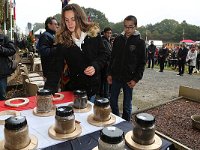 Dépose des terres devant le monument dans les futurs cerclages nominatifs des lieux. Photo : 20161023 CeremonieChateaubriant 9181 © Photo Patrice MOREL 0624933210 image-in@patcatnats.fr