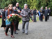 Les familles de fusillés déposent les gerbes. Photo : 20161023 CeremonieChateaubriant 9218 © Photo Patrice MOREL 0624933210 image-in@patcatnats.fr