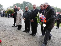 Joël Busson (au premier plan - Comité du souvenir de Loire-Atlantique) et les associations du souvenir déposent les gerbes. Photo : 20161023 CeremonieChateaubriant 9225 © Photo Patrice MOREL 0624933210 image-in@patcatnats.fr