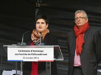 Camille Lainé (PCF-MJCF) en allocution à côté de Pierre Laurent (PCF). Photo : 20161023 CeremonieChateaubriant 9399 © Photo Patrice MOREL 0624933210 image-in@patcatnats.fr