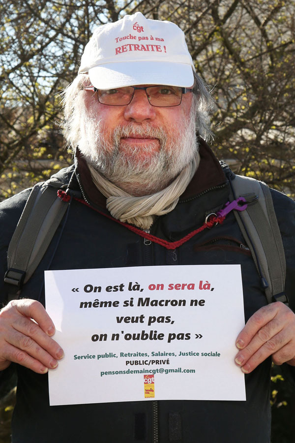 En confinement, je suis à la manifestation des cheminots contre Macron.