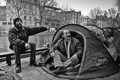 <p>SDF Canal Saint-Martin à Paris en janvier 2007.</p>
