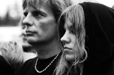 <p>Couple féérique dans la foule...</p>