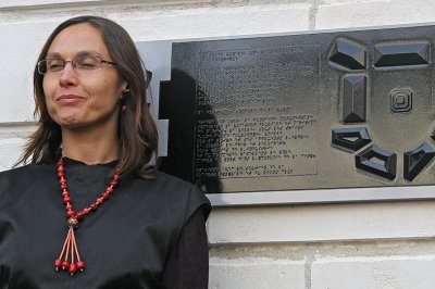 <p>Inauguration par la Sté. Générale d'une plaque commémorative du bombardement de Nantes en braille. Celle-ci a été dévoilée par une mal-voyante le 16 septembre 2008.</p>