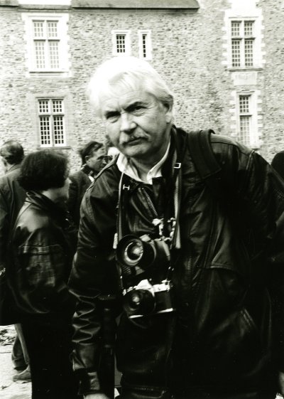 Photo de Raymond Tessier avec ses appareils photographiques.