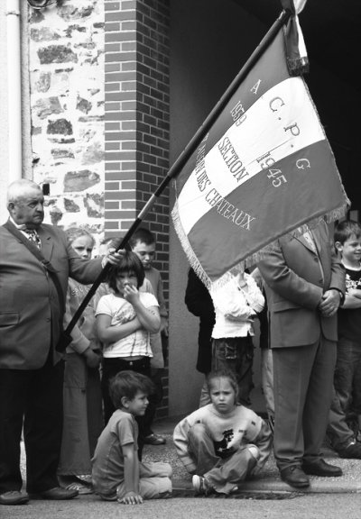 <p>Sous la protection du drapeaux !!!<br class='manualbr' />(Inauguration de l'école Timbaud le 26 mai 2007 à Saint-Aubin-des-Châteaux, lieu de 1ère inhumation de Jean-Pierre Timbaud)</p>