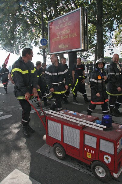 <p>Manifestation des pompiers à Paris en 2006 pour faire reconnaitre leur métier comme étant "à risques" !...</p>